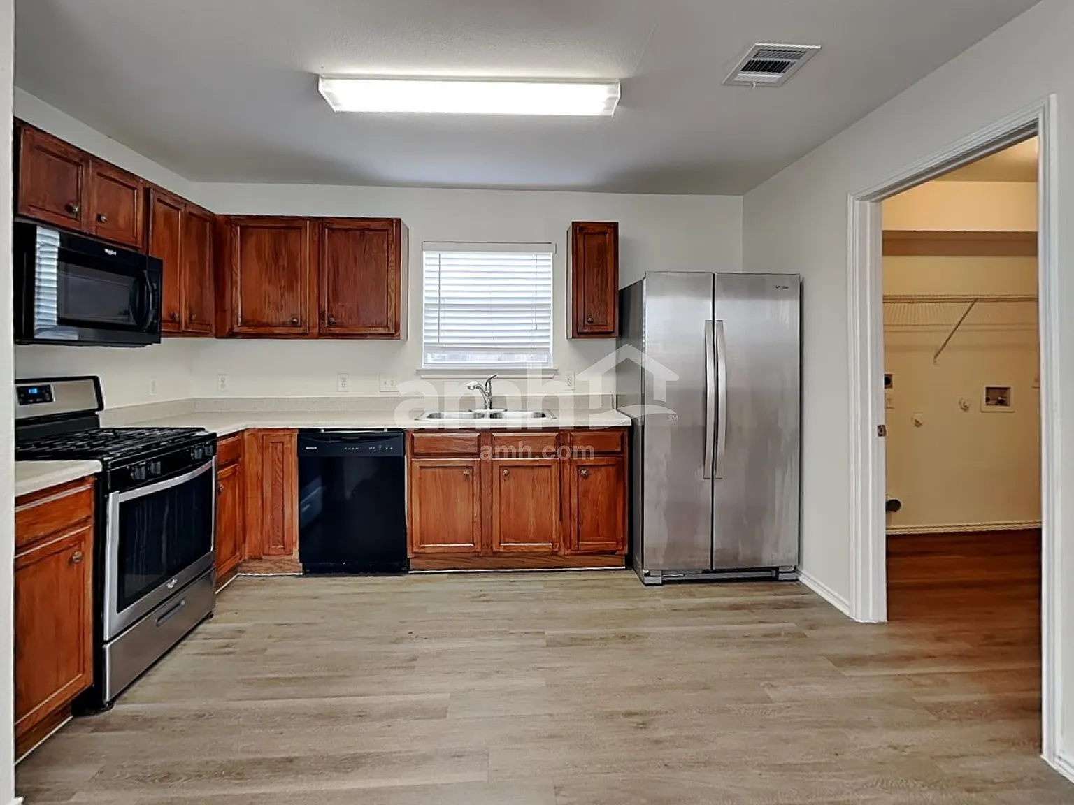 4 bed, 2.5 bath, 1962 sqft, $2,000 — Photo 3