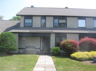 8 Martingale Ln, Narragansett, RI 02882