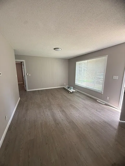 4 bed, 1100 sqft, $2,034 — Photo 2