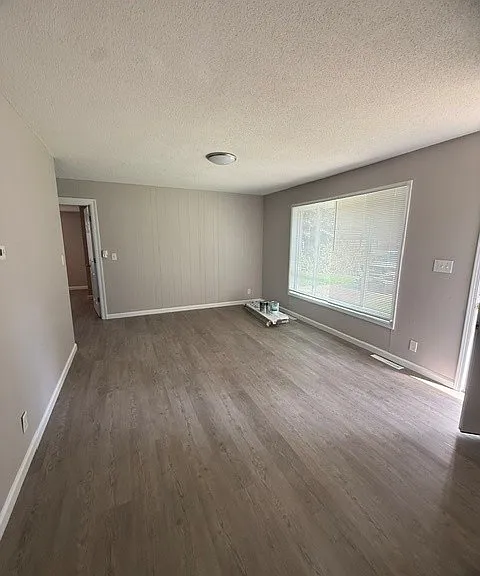 1602 Kings Way — Photo 2