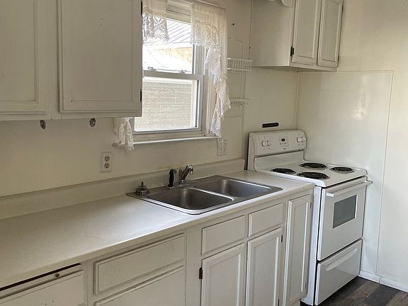 4th image of 806 West St