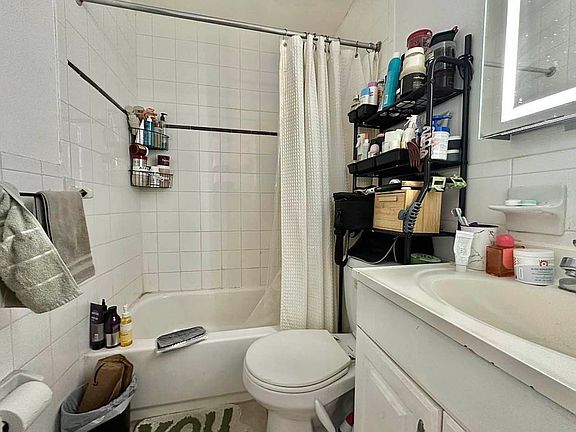 4th image of 32 W 69th St APT 3A