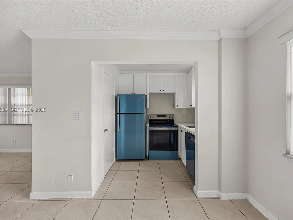 4933 Hollywood Blvd #206