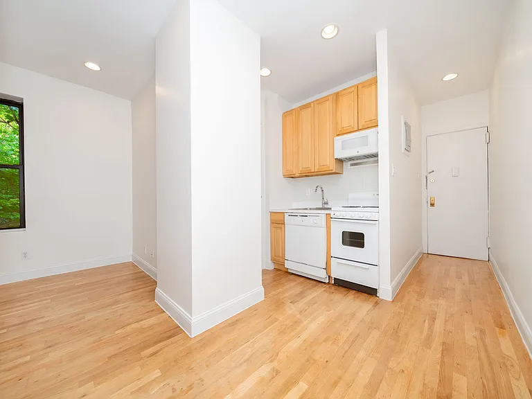 128 W 13th St #9 — Photo 4