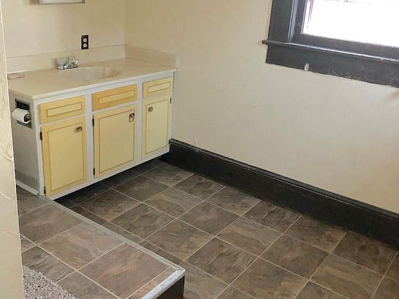 5th image of 512 W Pine St APT 2