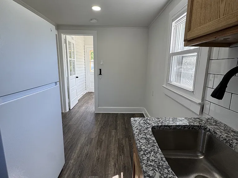 517 Bentley Ave — Photo 9