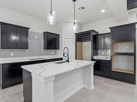 2nd image of 3944 Perspective St