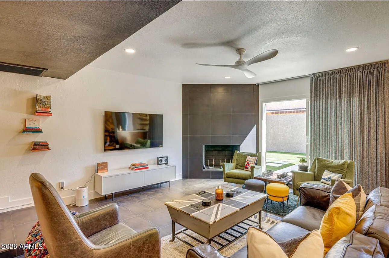 3 bed, 2.0 bath, 2046 sqft, $5,000 — Photo 4