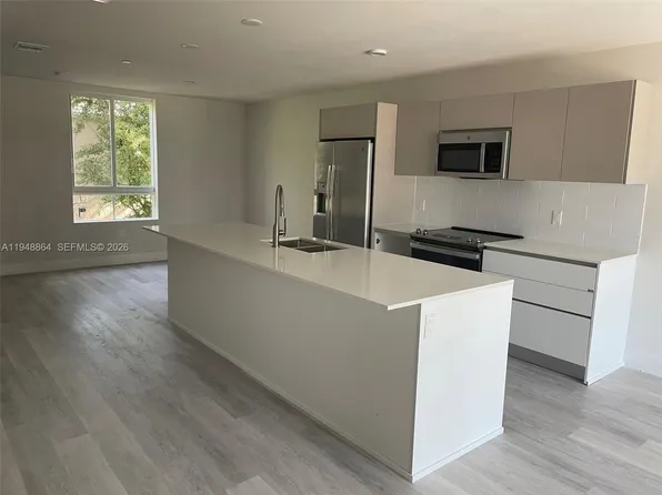 2555 NE 193rd St #2220, Miami, FL 33180