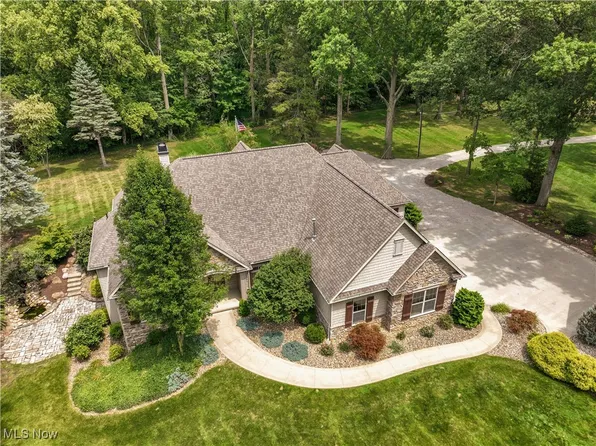 7053 Hills And Dales Rd NW, Canton, OH 44708