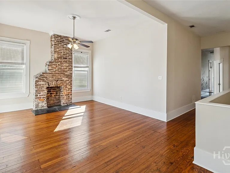 413 E Waldburg St #B — Photo 9