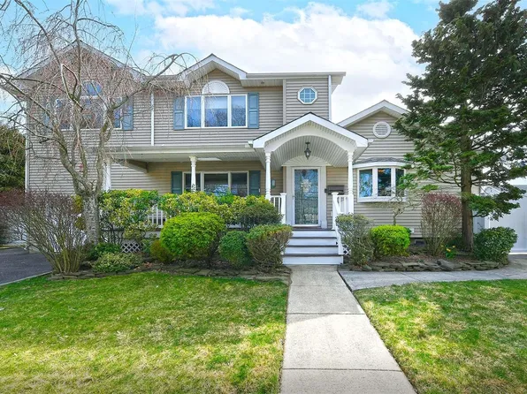 17 Dogwood Street, East Farmingdale, NY 11735