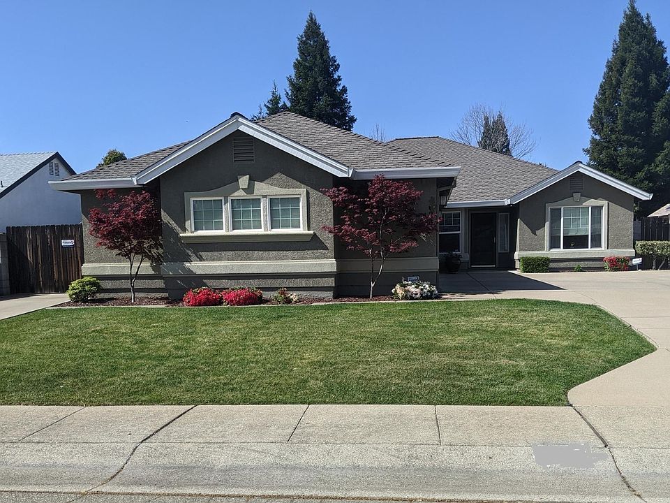 Studio is located in the rear of single family residence