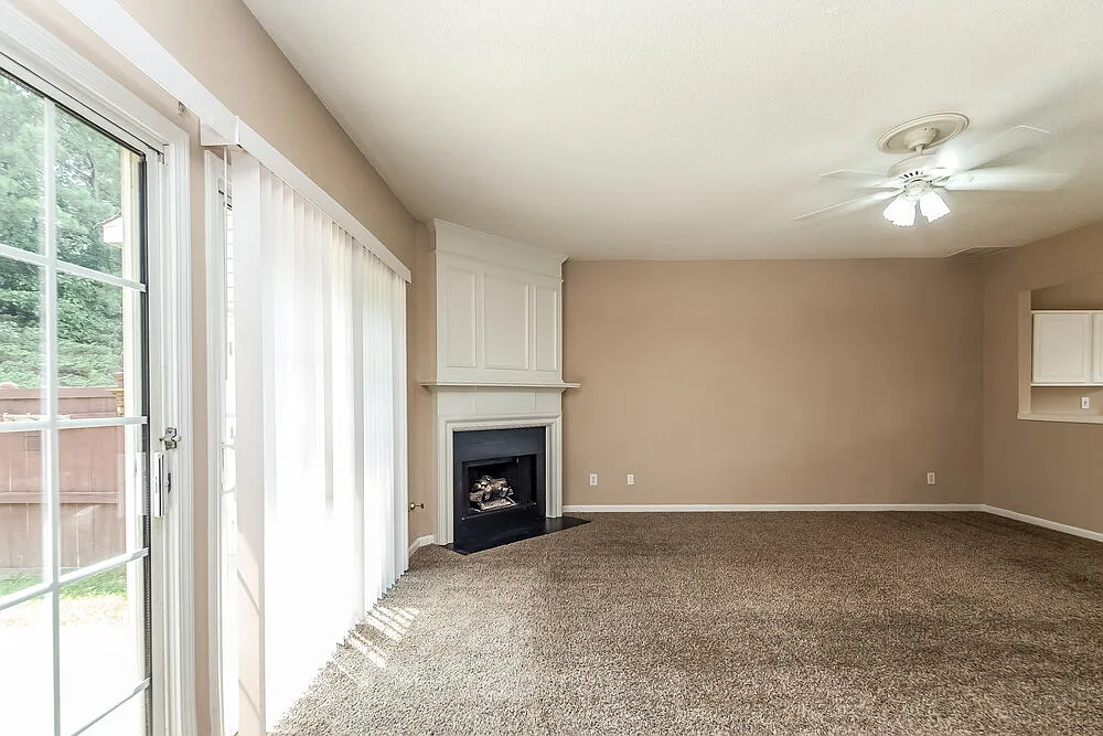 3 bed, 2.5 bath, 1370 sqft, $2,165 — Photo 4