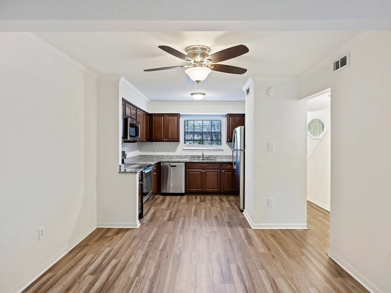 3 bed, 1050 sqft, $1,749 — Photo 4
