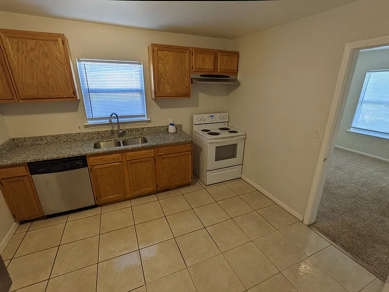 719 Herkimer St — Photo 9