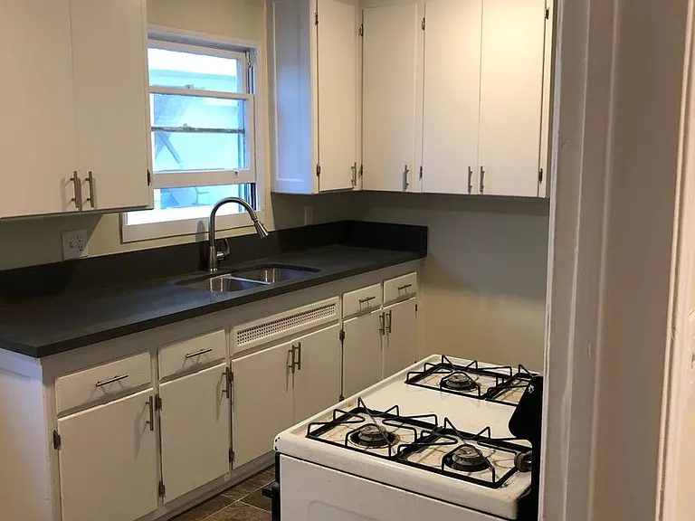 621 Midvale Avenue — Photo 30