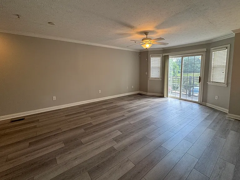 1442 Oakhill Dr — Photo 5