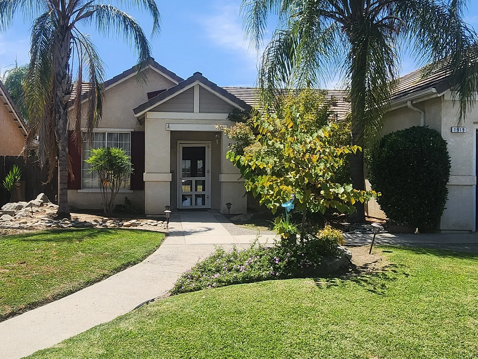 3 bed, 1328 sqft, $2,300 — Photo 1