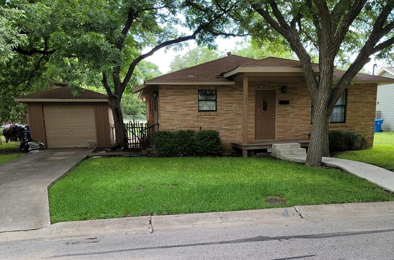 131 Travis St, Kerrville, TX 78028 Zillow