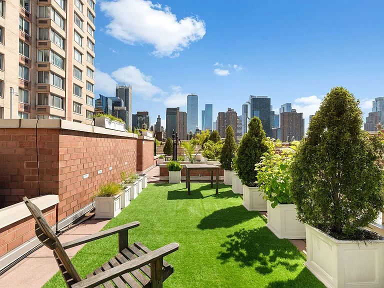 350 W 50th St #2B — Photo 12