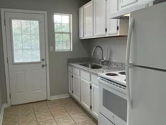 3rd image of 5 Ellinor Ct #A
