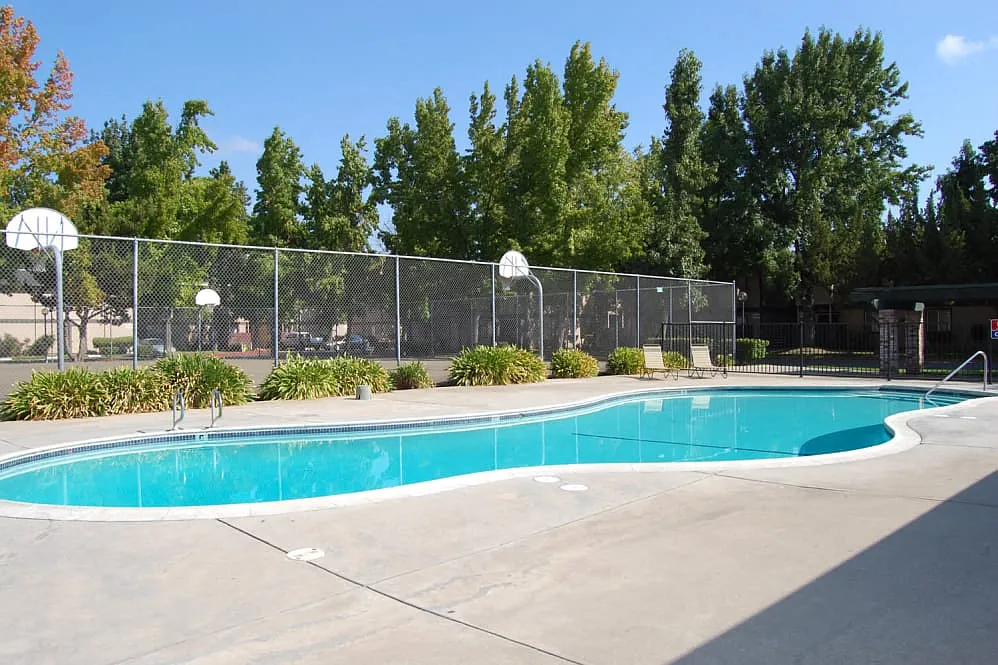Emerald Pointe — Photo 4