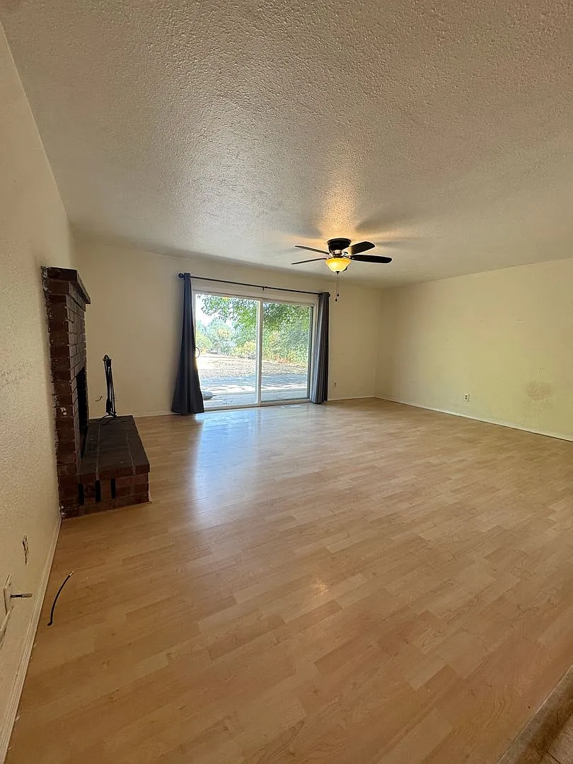 Sizeable 3 Bed 2 Bath Home In The Starlight Subdivision — Photo 3