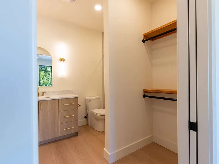 818 E 22nd Ave — Photo 50