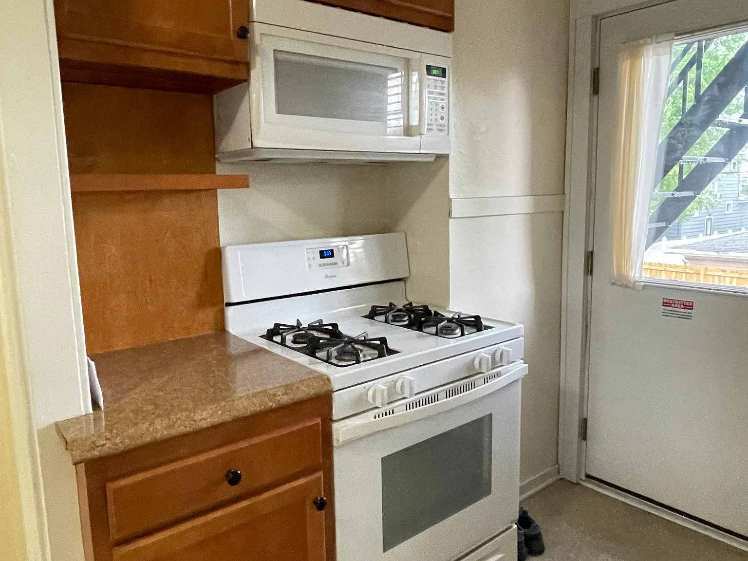 1060 Kenmore Ave — Photo 3