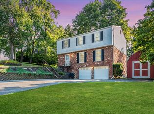 318 Sunlight Dr, Coraopolis, PA 15108