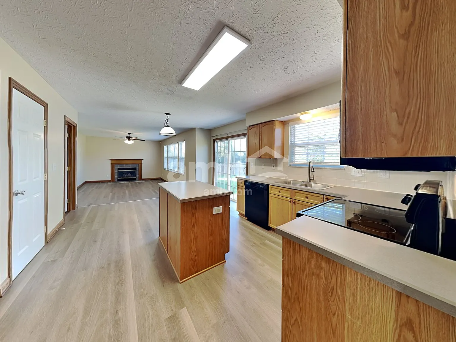 4 bed, 2.5 bath, 2183 sqft, $2,995 — Photo 4