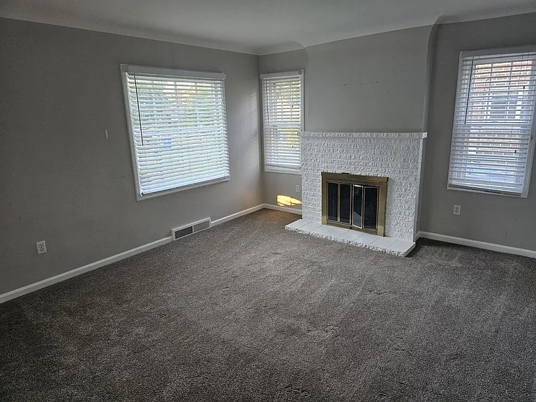 1579 E Hollywood Ave — Photo 3