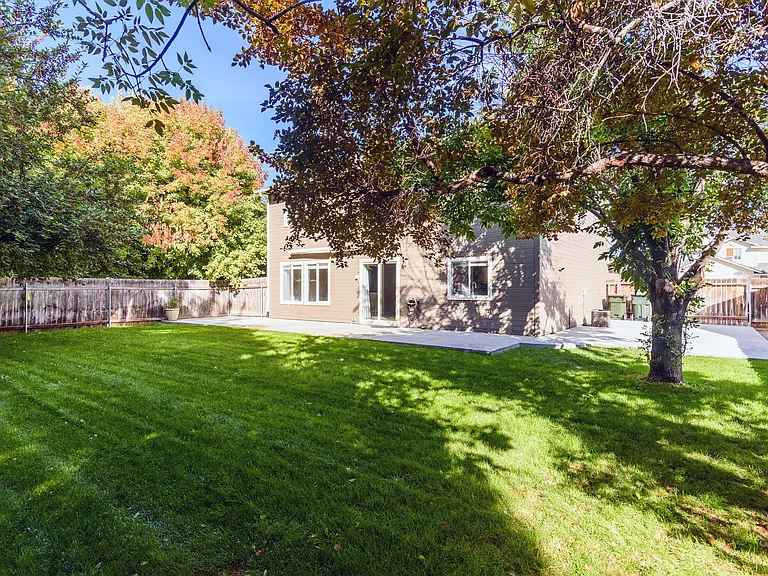 335 E Moskee St — Photo 19