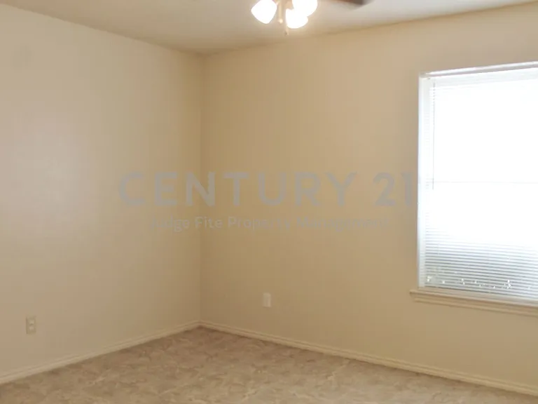 1104 Curtis Dr — Photo 7