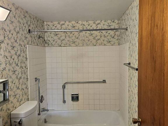 2nd image of 613 E 6th St #3
