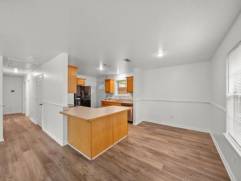 404 W Day St — Photo 11