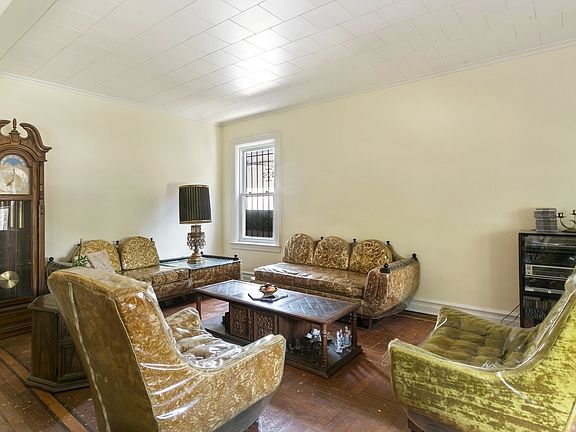 5th image of 9814 Ascan Ave
