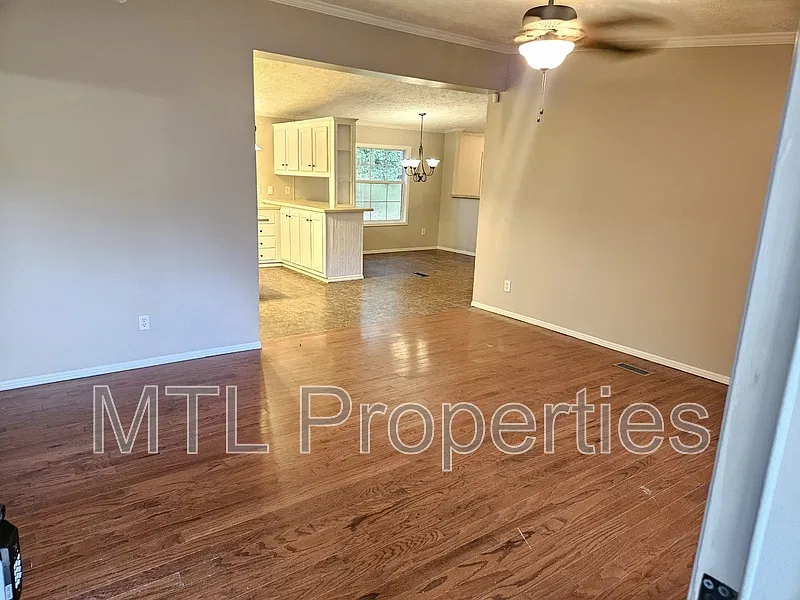 3 bed, 2.0 bath, 1647 sqft, $2,000 — Photo 2