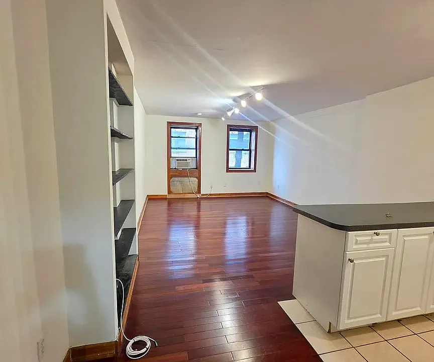 146 E 35th St #2S