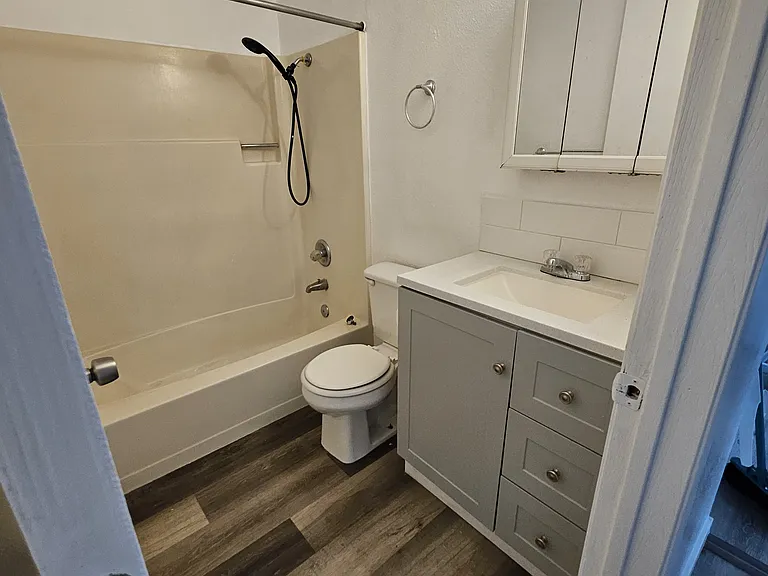 404 SW 1st St #6 — Photo 10