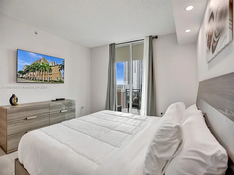 17555 Atlantic Blvd #1101 — Photo 19