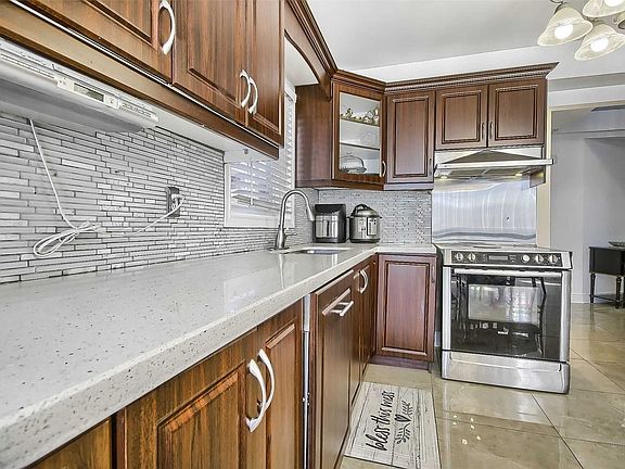 2nd image of 4024 Longo Cir