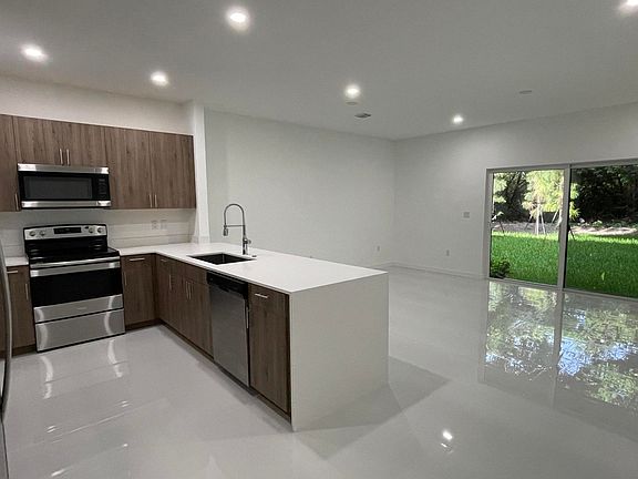 5th image of 1350 CRYSTAL Way #107