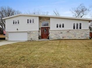 645 Dimmeydale Dr, Deerfield, IL 60015