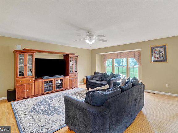 4th image of 16899 Roosevelt Ln