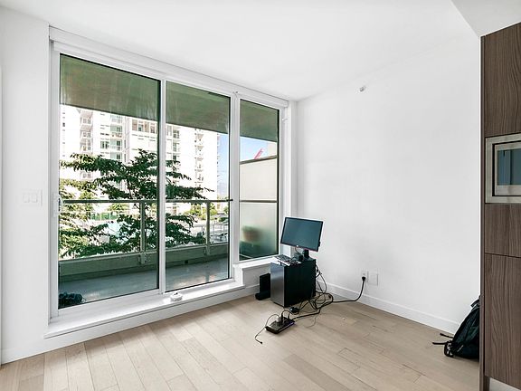 5th image of 2220 Kingsway #529