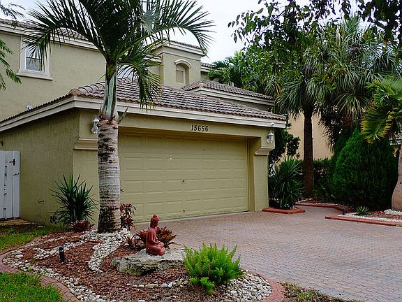2 car garage/2 car drive way