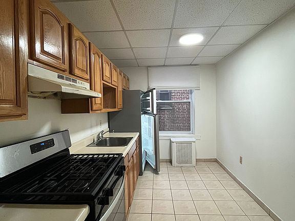 2nd image of 177 W 48th St APT 17