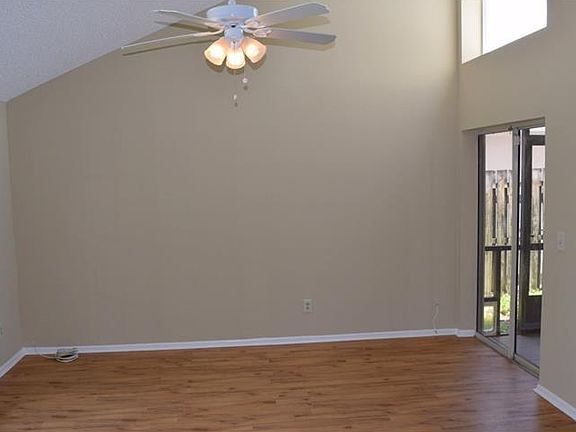 4th image of 883 Franklin Cir